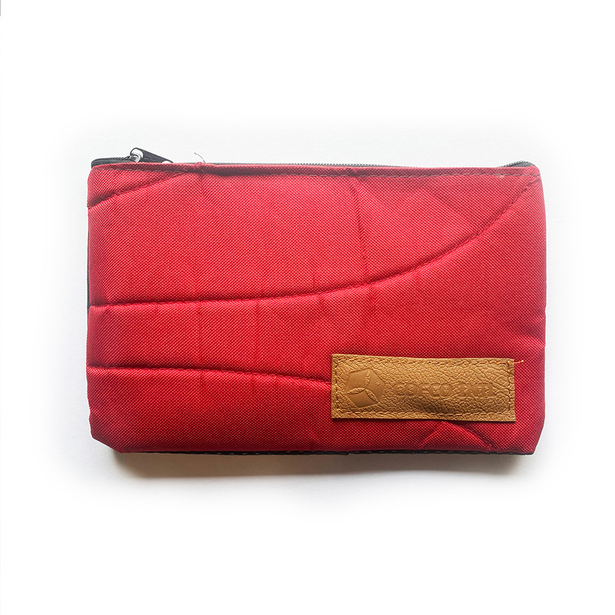 Estuche rojo terminado de mochilas recuperadas — COFCO International